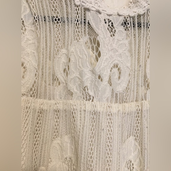 Delicate lace high neck sleeveless blouse - Picture 3 of 5